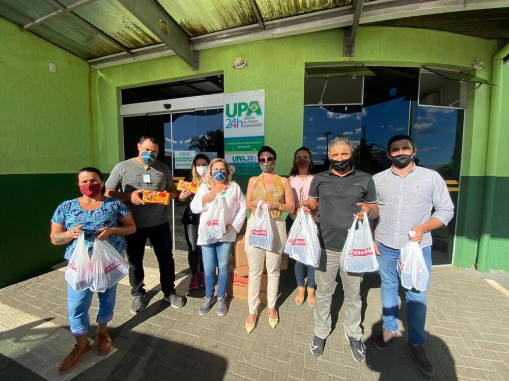 Foto 2 / Empresas presenteiam profissionais da saúde com chocolates